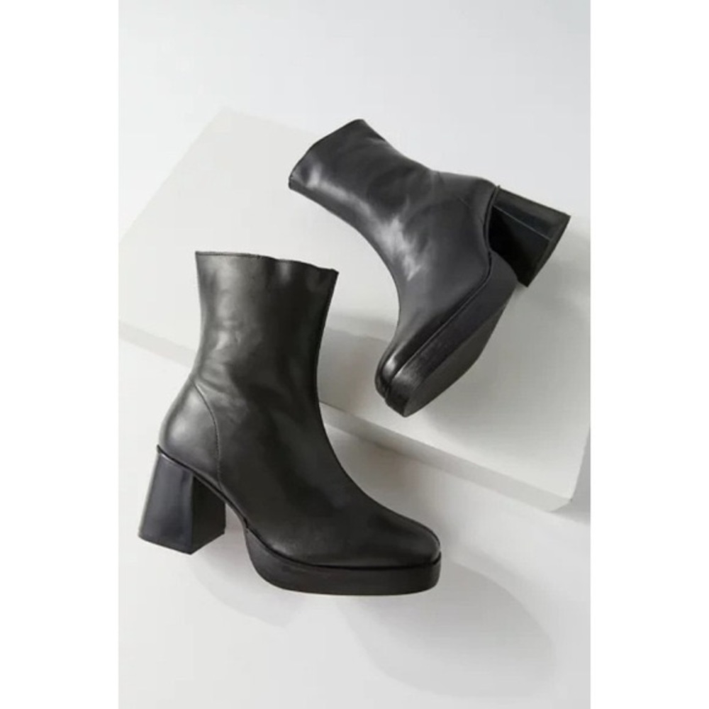 Urban Outfitters Lara Zip Up Boot in Black